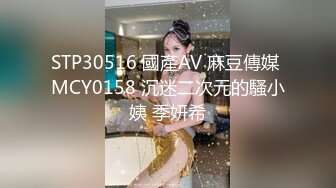 几个女人一起跳裸体热舞