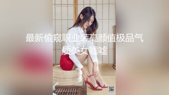 绿帽男回到家，发现自己的44岁熟女老婆和情人在家偷情操逼，太刺激了