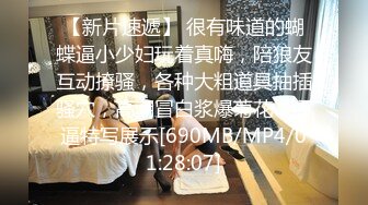 牛B大神路边小店抄底大长腿少妇 骚货竟然没穿内裤 镜头都差点贴到她的B上去了！