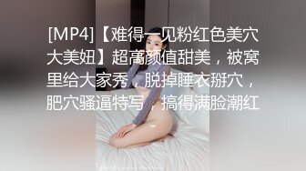 办公桌前反差御姐趴下给口一发，技术了得，骚得很