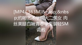 两个妹子脱光衣服练习完模特步就被眼镜小哥双飞