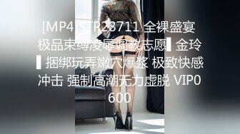 小四眼妹妹 穿着凉鞋到广场上厕所，跟在后面 等她蹲下解开内裤，窥探森林的洞开，漂亮哦！