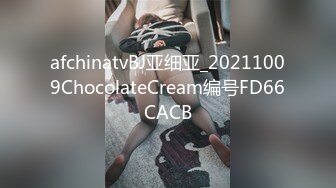 蜜桃臀小少妇露脸深喉大鸡巴不停摆弄，主动上位求插浪荡呻吟淫声荡语，让小哥直接射进逼里又拿道具抽插浪叫