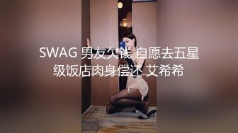 清纯眼镜双胞胎妹子今天一人在家自慰，撩起吊带背心露贫乳，特写假屌骑乘抽插，掰穴揉搓阴蒂，毛毛非常浓密