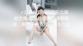 一个戴眼镜的漂亮婴儿，抽搐着吞咽着精液。