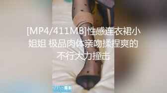 牛仔裤白衣白袜