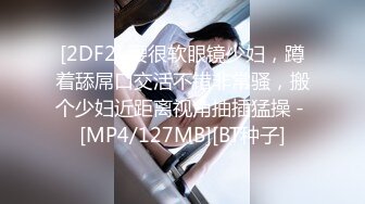 长发美乳女孩后面摸着大奶闻着体香吃了骚穴上位疯狂抽插阴道淫荡表情满足爱爱带来的的快感