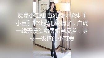 脱掉衣服手上花臂纹身，蹲着口交沙发上被猛操站立后入