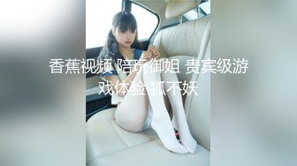 【新片速遞】长卷发轻熟女红色睡衣性感红色丝袜丰满翘臀，撅起屁股特写私处，水很多骚的很扣穴[276M/MP4/43:22]