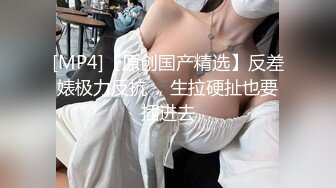 [MP4/ 1.41G] 床上4个中年妇女互相玩弄，吃奶玩逼浪荡呻吟，看的大哥欲火焚身加入战场