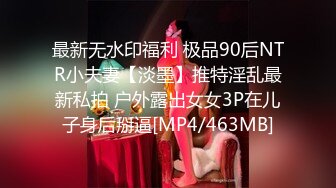 私房六月最新新流出厕拍大神女扮男装潜入女厕后侧视角近距离偷拍蜜桃臀大屁股