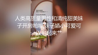 Ria 久留美在她轻薄的角色扮演中被带到她的膝盖上。