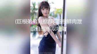 红色高跟鞋的美少妇光知道玩手机 不知道我在拍你的B吗？