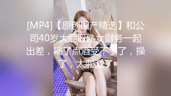 酒店情趣圆床偷拍 胖哥和女友一边玩手游一边做爱