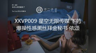 金发小妹坐在厕所直播自慰小穴