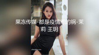 隔壁家的小骚妇，黑丝露脸酒店里让两个大哥调教，道具抽插骚穴呻吟，淫声荡语躺在床上让两个大哥吃奶抠逼