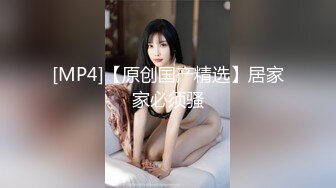 2024年2月超级反差母狗【六花】大年初一拜年美背滴蜡写龙年大吉，高价付费福利，还有比她更骚的吗？ (9)