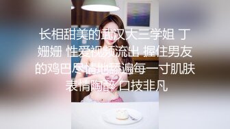 俯拍玩手机的女神 手电筒照她B都一点没察觉 无水印原版