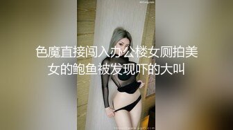 可愛女孩一左一右享受兩條硬貨