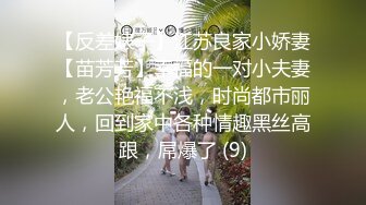 躲在厕所偷偷抽烟的美少妇