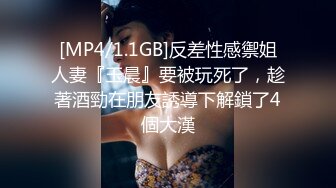 诱人的小少妇颜值很高，漏着骚奶子跟狼友互动