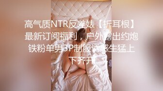 她尽可能地张开双腿，这样你就可以真正看到她将如何取悦她粉红色、湿漉漉的阴户。