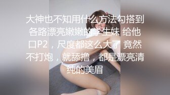 黑客破解监控偷拍 大热天的美女光着身子在床上看着小黄片抠B自摸