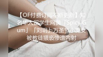 小胖妞碰水了，不要不要的