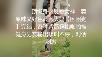 尾随妹子进女厕偷窥为了拍脸被眼镜美女发现了仔细观摩好一会儿，幸好没有喊人！