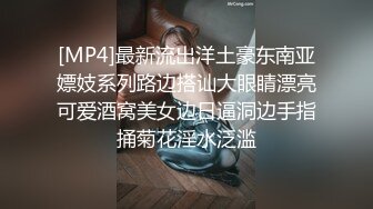 冒死爬墙偷窥出租屋的单身美女在干什么呢,卧槽！