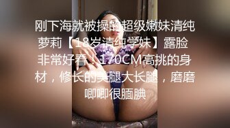 爆乳黑丝露脸大奶性奴床上伺候大哥，让大哥扯着嘴巴子舔鸡巴淫声荡语骂大哥是变态，无套抽插侧入玩奶上位射