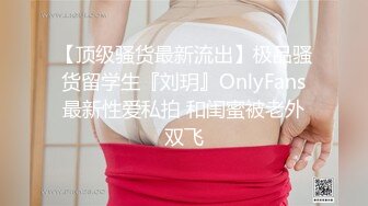 下班后老公叫上同事回家和妻子一起玩3P