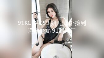 年轻情侣,女主肤白丰乳翘臀,大吊奶目测D杯,男主没脱衣服就急不可耐的展开各种攻势