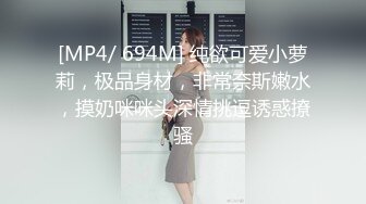 美少妇洗完澡一边换衣一边貌似给老公录制视频