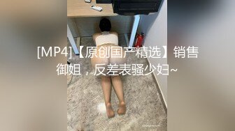 曾经的网吧公厕网红脸女王，强力回归，再现公厕4个手指插穴