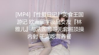 【黑丝长腿御姐调教2个男奴】皮鞭抽脸辱骂，要求男狗爬过来舔脚