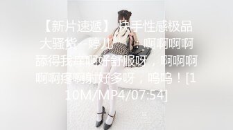 清纯系美女露脸激情3P，激情上位还要口交大鸡巴，让两个小哥夹在中间玩双插，爆菊花草骚穴，浪叫不止真骚啊