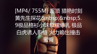 趴窗戶上偷窺用涼水擦身的妹子,奶子不算大乳頭倒是挺翹的