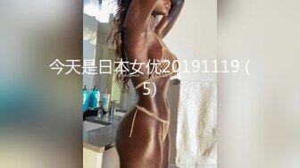 一路跟踪尾随偷拍陪着老公散步的极品黑丝美少妇