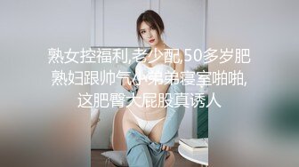 男的让自己女友穿着护士装车上玩车震