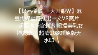 样子有点小可爱的妹妹黑丝美腿，道具插逼，自慰，整根进入毫不逊色，看样子是很爽