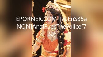 科技园女厕穿搭简洁时尚眼镜美女,深长的腚沟和鲜红无毛穴看射了