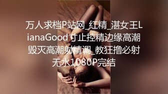 胸前纹身大奶美女情趣装白色网袜肥逼道具JJ骑乘玻璃黄瓜抽插按摩器震动