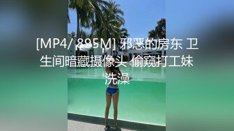 两小百合自己进公厕开玩