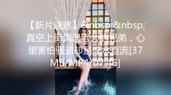 ??家有娇妻初长成??白皙性感 极品炮架骚女友 被大公鸡??抱起来插，萝莉的老公帮忙录像，这个视角太美了。